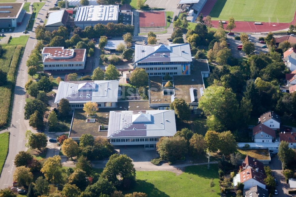 Luftbild Karlsbad - Ensemble der Sportplatzanlagen des TC Langensteinbach und des Gymnasium Karlsbad im Ortsteil Langensteinbach in Karlsbad im Bundesland Baden-Württemberg, Deutschland