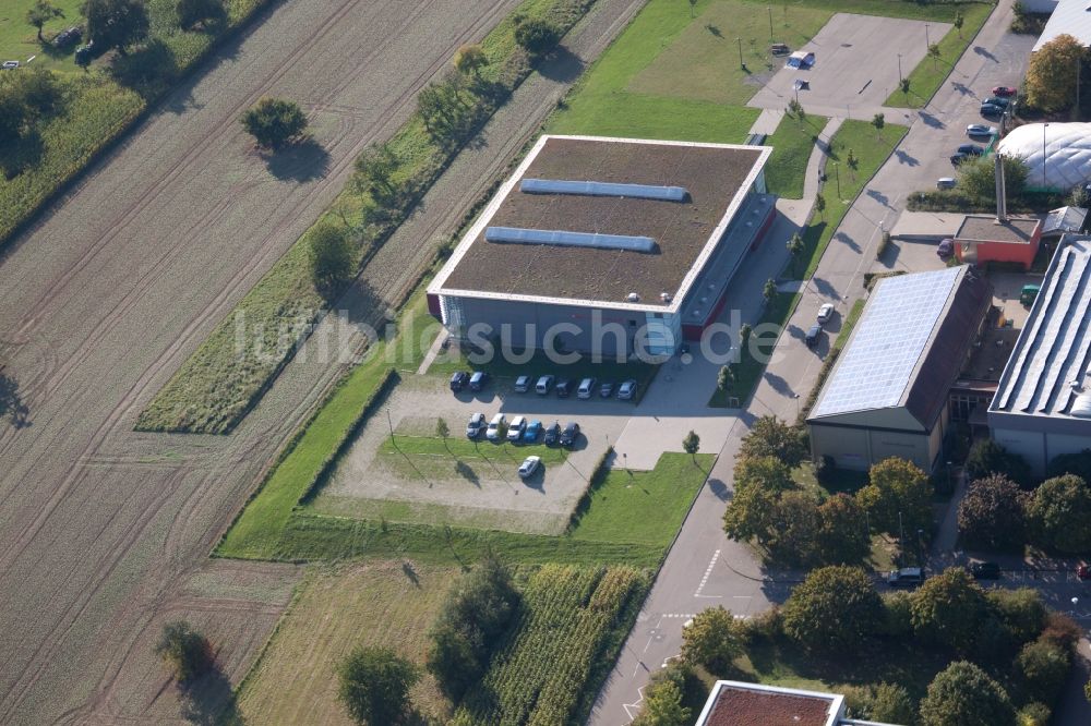 Karlsbad aus der Vogelperspektive: Ensemble der Sportplatzanlagen des TC Langensteinbach und des Gymnasium Karlsbad im Ortsteil Langensteinbach in Karlsbad im Bundesland Baden-Württemberg, Deutschland