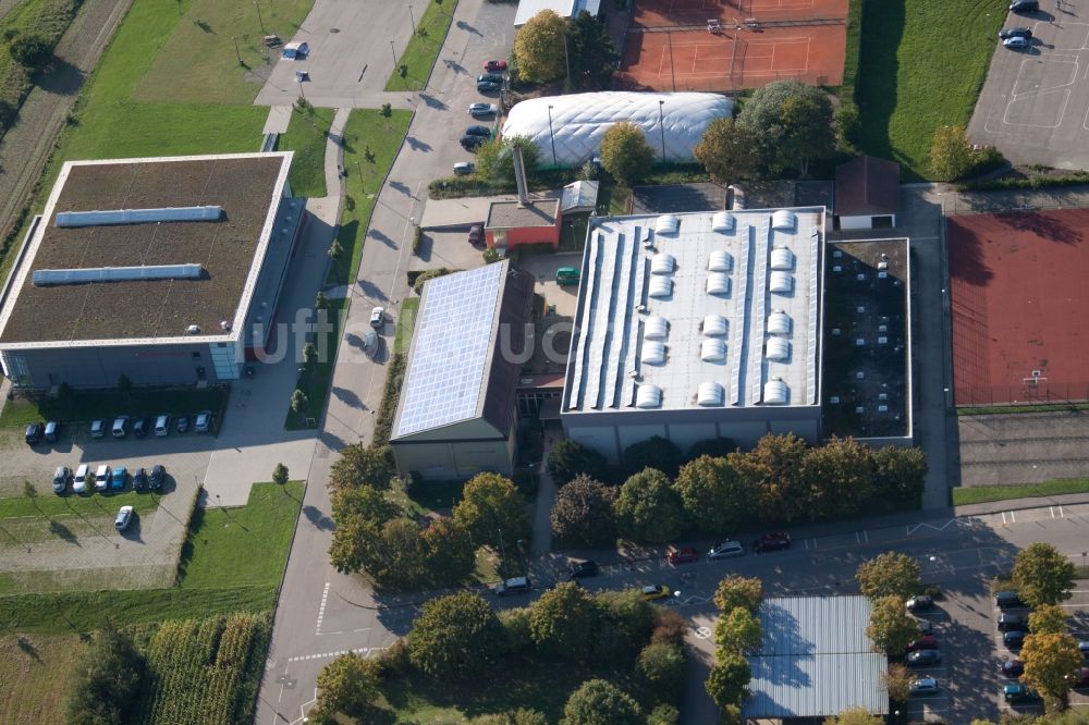 Luftaufnahme Karlsbad - Ensemble der Sportplatzanlagen des TC Langensteinbach und des Gymnasium Karlsbad im Ortsteil Langensteinbach in Karlsbad im Bundesland Baden-Württemberg, Deutschland