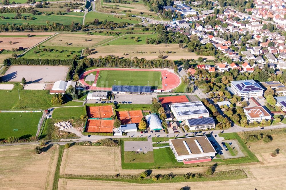 Karlsbad aus der Vogelperspektive: Ensemble der Sportplatzanlagen TC Langensteinbach im Ortsteil Langensteinbach in Karlsbad im Bundesland Baden-Württemberg, Deutschland