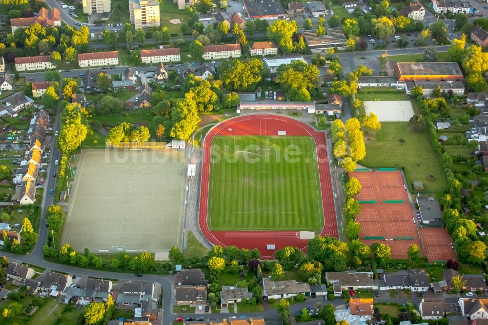 Bergkamen von oben - Ensemble der Sportplatzanlagen Lessingstraße in Bergkamen im Bundesland Nordrhein-Westfalen, Deutschland