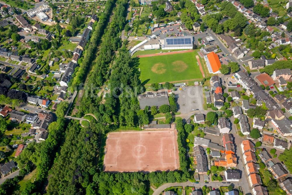 Luftaufnahme Wattenscheid - Ensemble der Sportplatzanlagen an der Martin-Lang-Straße in Wattenscheid im Bundesland Nordrhein-Westfalen - NRW, Deutschland