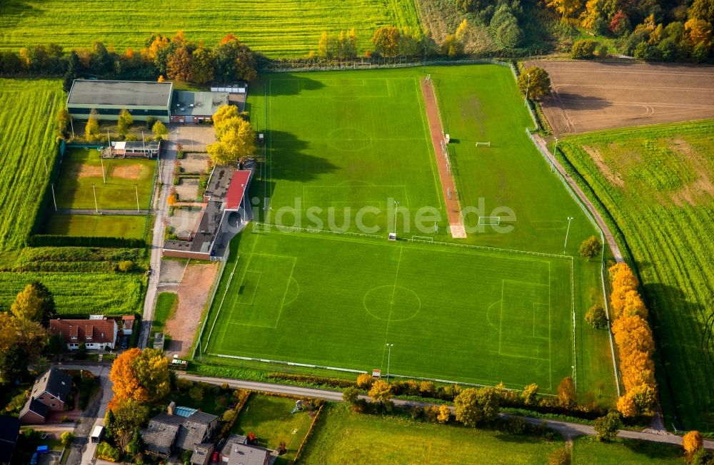 Hamm aus der Vogelperspektive: Ensemble der Sportplatzanlagen an der Mehrzweckhalle Giesendahl im herbstlichen Stadtteil Uentrop in Hamm im Bundesland Nordrhein-Westfalen