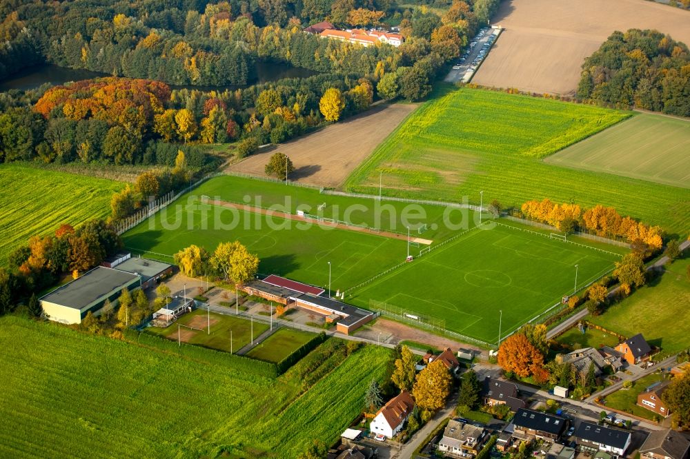 Luftaufnahme Hamm - Ensemble der Sportplatzanlagen an der Mehrzweckhalle Giesendahl im herbstlichen Stadtteil Uentrop in Hamm im Bundesland Nordrhein-Westfalen