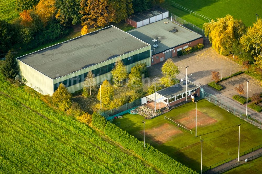 Hamm aus der Vogelperspektive: Ensemble der Sportplatzanlagen an der Mehrzweckhalle Giesendahl im herbstlichen Stadtteil Uentrop in Hamm im Bundesland Nordrhein-Westfalen