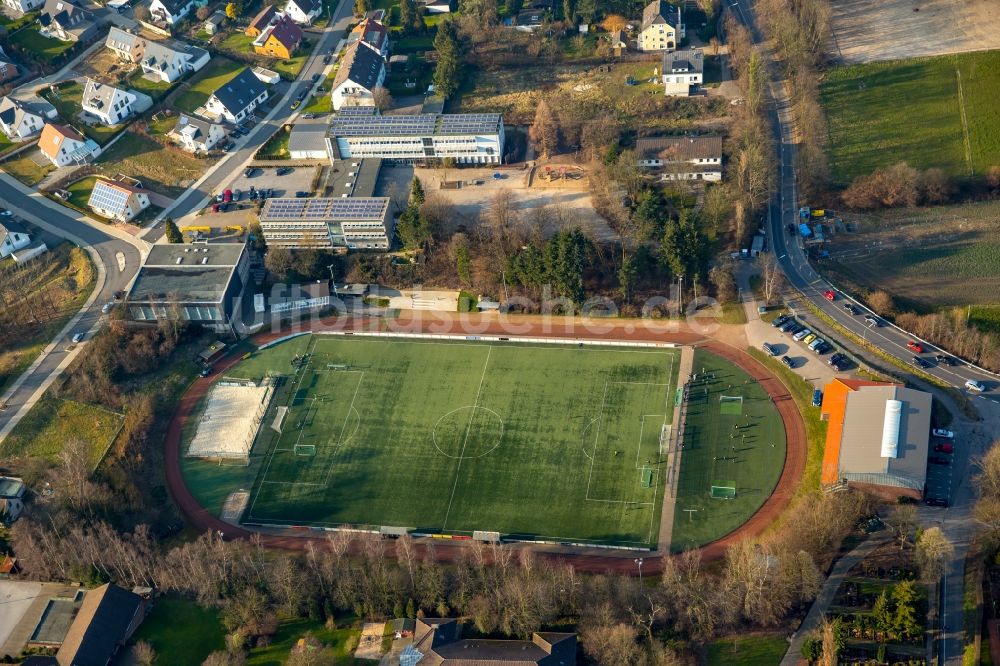 Hattingen aus der Vogelperspektive: Ensemble der Sportplatzanlagen der Nikolaus-Groß-Schule am Rüggenweg in Hattingen im Bundesland Nordrhein-Westfalen