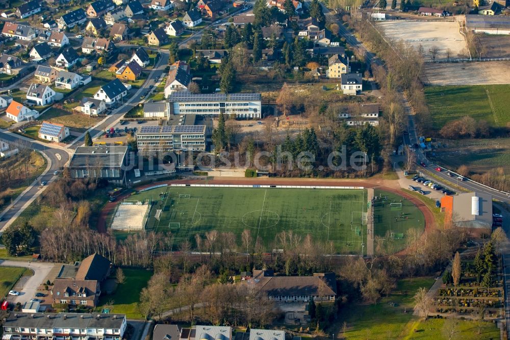 Luftaufnahme Hattingen - Ensemble der Sportplatzanlagen der Nikolaus-Groß-Schule am Rüggenweg in Hattingen im Bundesland Nordrhein-Westfalen