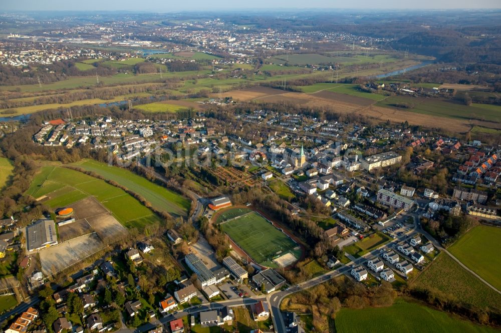 Hattingen von oben - Ensemble der Sportplatzanlagen der Nikolaus-Groß-Schule am Rüggenweg in Hattingen im Bundesland Nordrhein-Westfalen