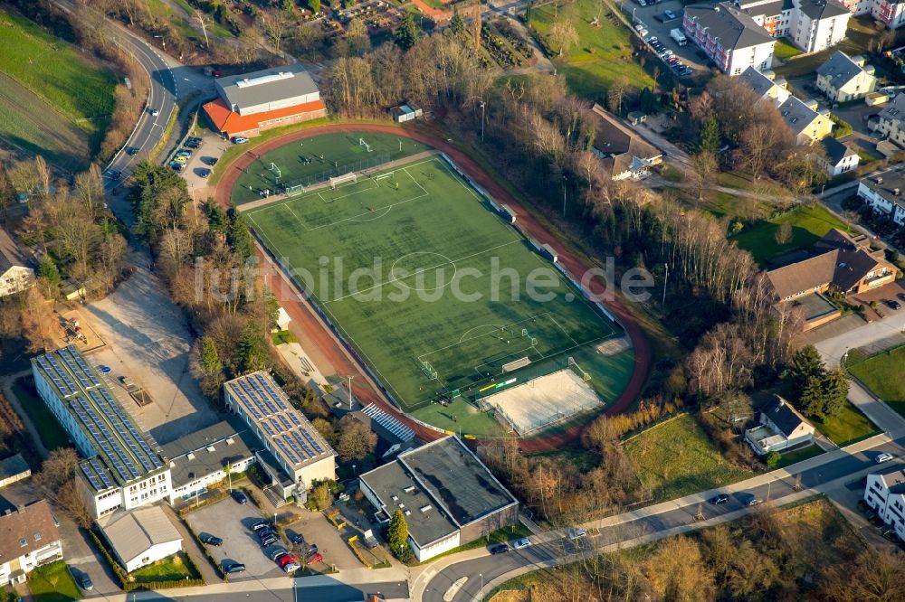 Hattingen aus der Vogelperspektive: Ensemble der Sportplatzanlagen der Nikolaus-Groß-Schule am Rüggenweg in Hattingen im Bundesland Nordrhein-Westfalen