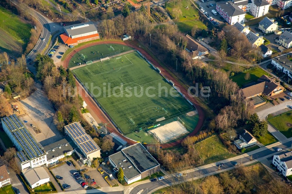 Luftbild Hattingen - Ensemble der Sportplatzanlagen der Nikolaus-Groß-Schule am Rüggenweg in Hattingen im Bundesland Nordrhein-Westfalen