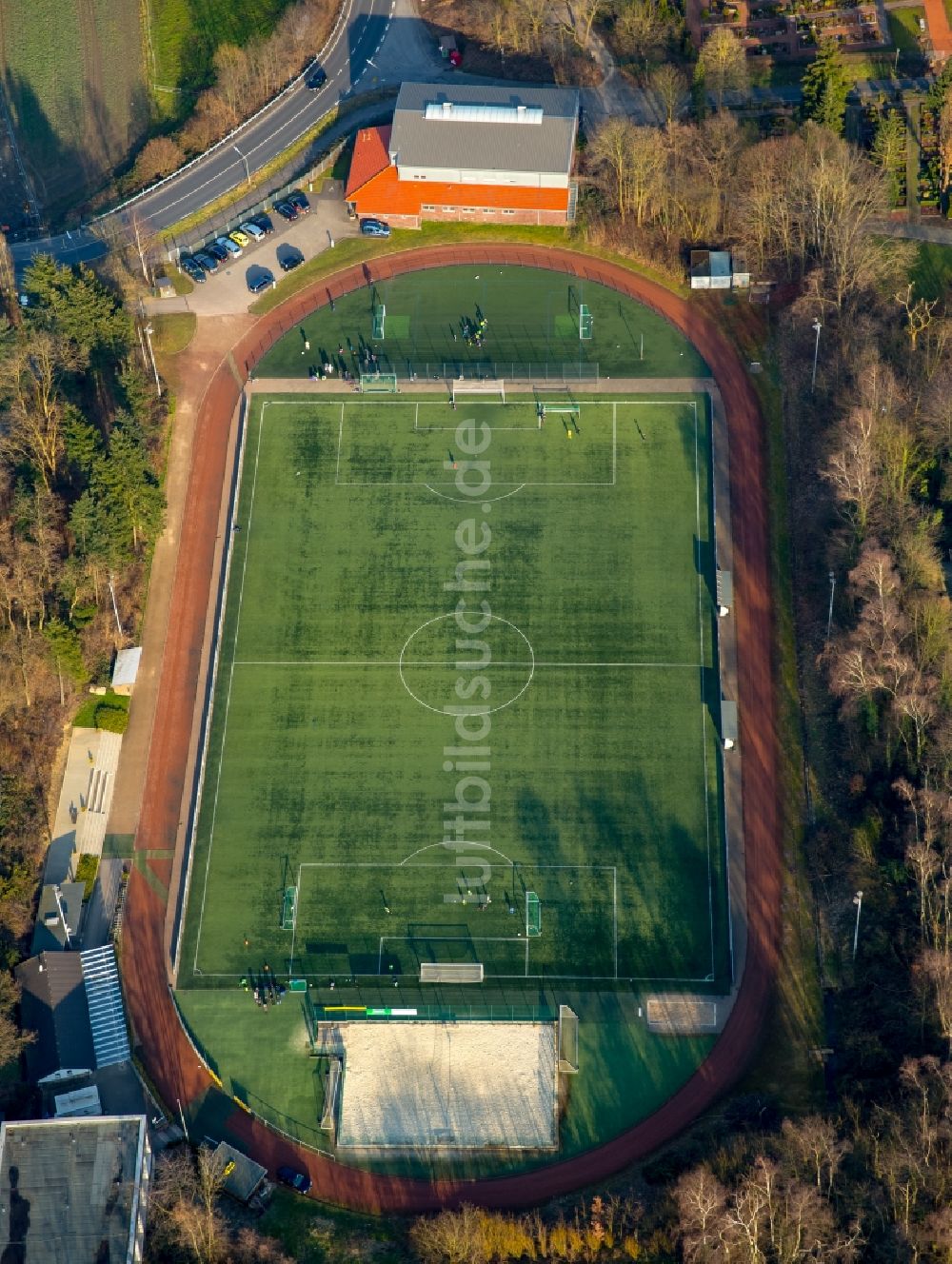 Hattingen von oben - Ensemble der Sportplatzanlagen der Nikolaus-Groß-Schule am Rüggenweg in Hattingen im Bundesland Nordrhein-Westfalen