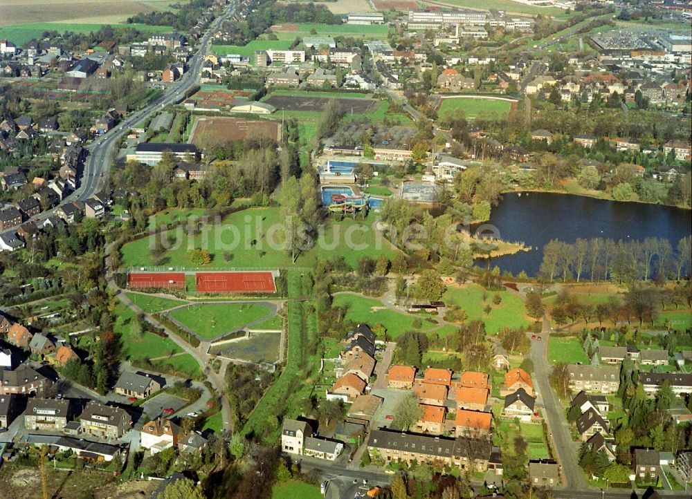 Kamp-Lintfort aus der Vogelperspektive: Ensemble der Sportplatzanlagen im Pappelsee- Park in Kamp-Lintfort im Bundesland Nordrhein-Westfalen