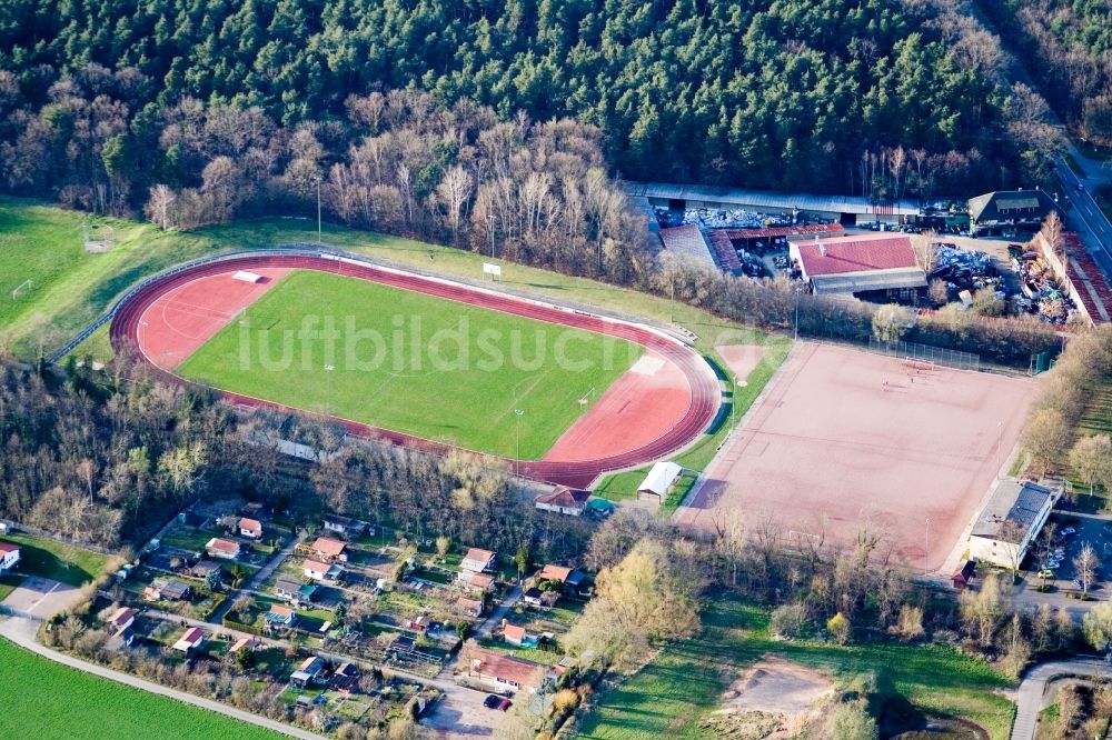 Luftaufnahme Bellheim - Ensemble der Sportplatzanlagen des FC Phönix Bellheim e.V. Franz-Hage Stadion in Bellheim im Bundesland Rheinland-Pfalz