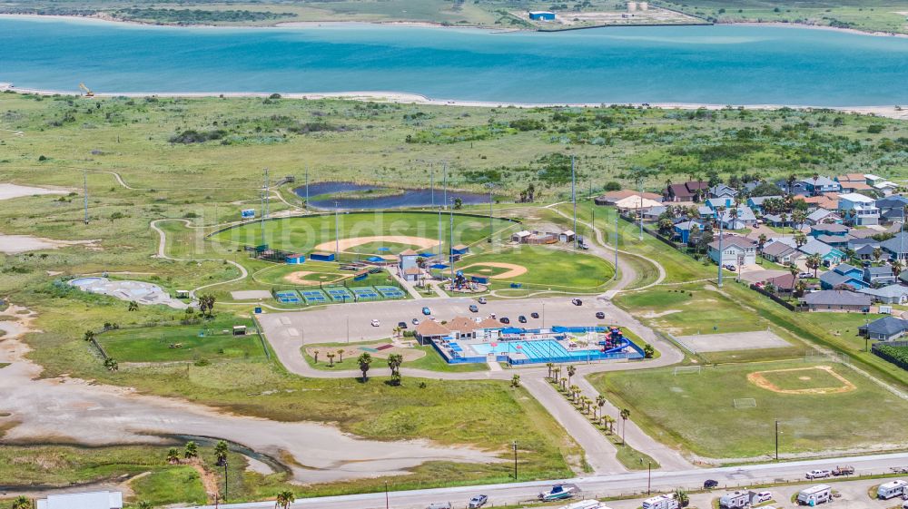 Port Aransas von oben - Ensemble der Sportplatzanlagen Port Aransas Community Park in Port Aransas in Texas, USA