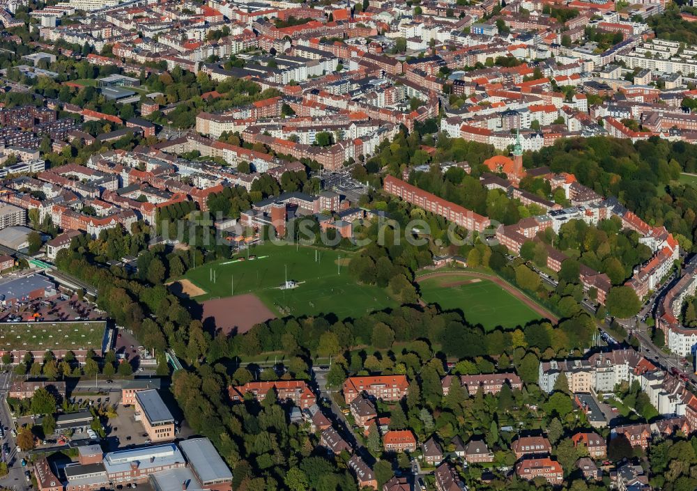 Luftbild Kiel - Ensemble der Sportplatzanlagen Professor-Peters-Platz in Kiel im Bundesland Schleswig-Holstein, Deutschland