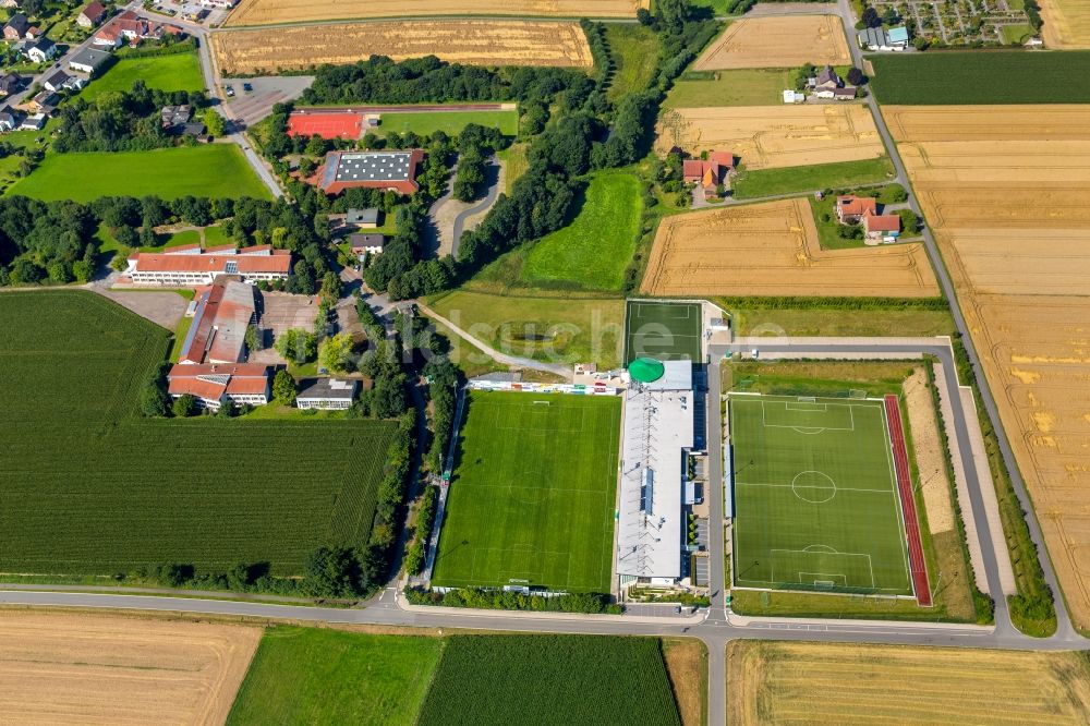 Rödinghausen aus der Vogelperspektive: Ensemble der Sportplatzanlagen in Rödinghausen im Bundesland Nordrhein-Westfalen