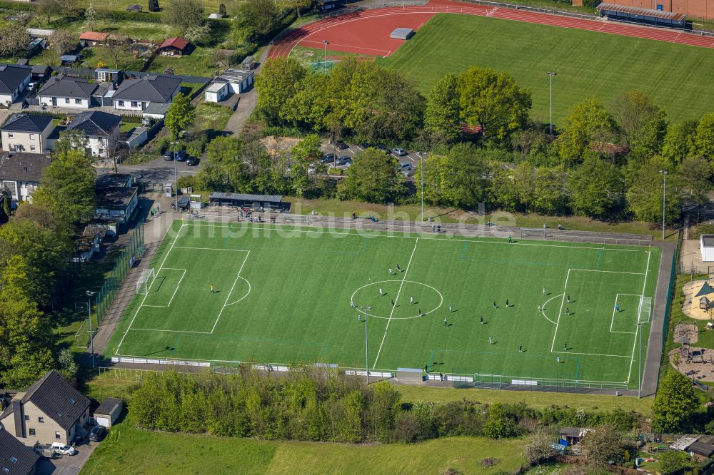 Bergkamen aus der Vogelperspektive: Ensemble der Sportplatzanlagen am Römerbergstadion mit Fußballspielern in Bergkamen im Bundesland Nordrhein-Westfalen, Deutschland