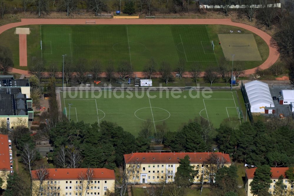 Potsdam aus der Vogelperspektive: Ensemble der Sportplatzanlagen Rosenstraße - Franz-Mehring-Straße im Ortsteil Babelsberg in Potsdam im Bundesland Brandenburg