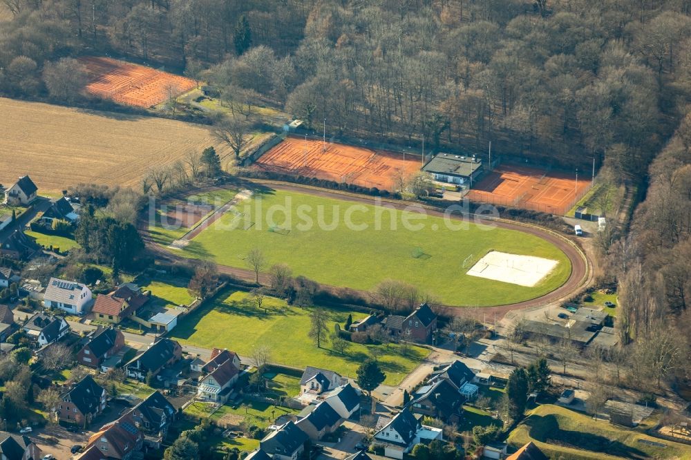 Voerde (Niederrhein) von oben - Ensemble der Sportplatzanlagen am Rotbachwanderweg - Im Kirchbruch in Voerde (Niederrhein) im Bundesland Nordrhein-Westfalen, Deutschland