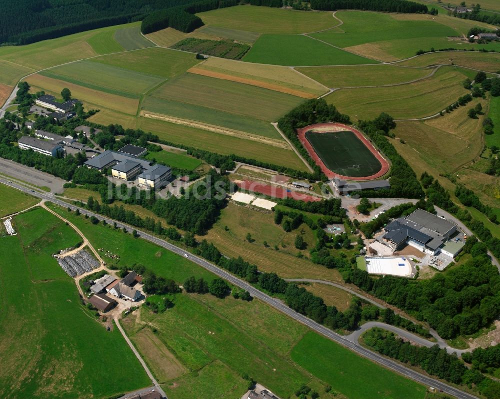 Luftaufnahme Bad Berleburg - Ensemble der Sportplatzanlagen und Rothaarbad Am Sportfeld in Bad Berleburg im Bundesland Nordrhein-Westfalen, Deutschland