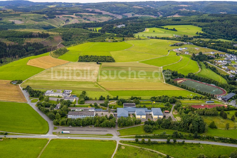 Luftaufnahme Bad Berleburg - Ensemble der Sportplatzanlagen und Rothaarbad Am Sportfeld in Bad Berleburg im Bundesland Nordrhein-Westfalen, Deutschland