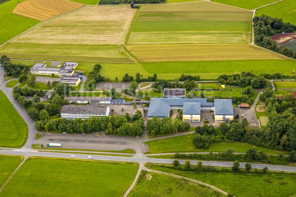 Bad Berleburg von oben - Ensemble der Sportplatzanlagen und Rothaarbad Am Sportfeld in Bad Berleburg im Bundesland Nordrhein-Westfalen, Deutschland