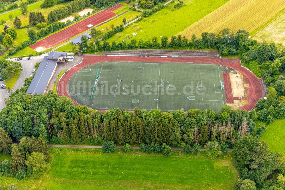 Luftaufnahme Bad Berleburg - Ensemble der Sportplatzanlagen und Rothaarbad Am Sportfeld in Bad Berleburg im Bundesland Nordrhein-Westfalen, Deutschland