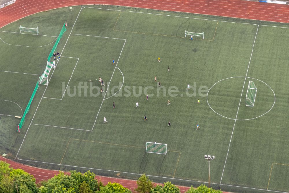 Bad Berleburg von oben - Ensemble der Sportplatzanlagen und Rothaarbad Am Sportfeld in Bad Berleburg im Bundesland Nordrhein-Westfalen, Deutschland