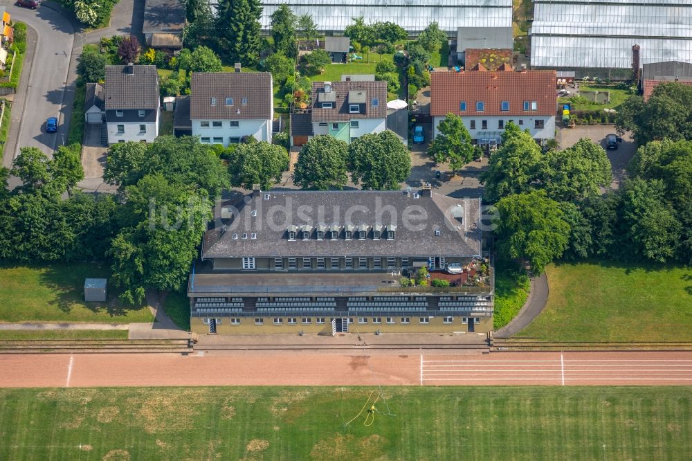 Hagen aus der Vogelperspektive: Ensemble der Sportplatzanlagen der Sauerland Mustangs Heimspielstätte an der Kapellenstraße in Hagen im Bundesland Nordrhein-Westfalen, Deutschland