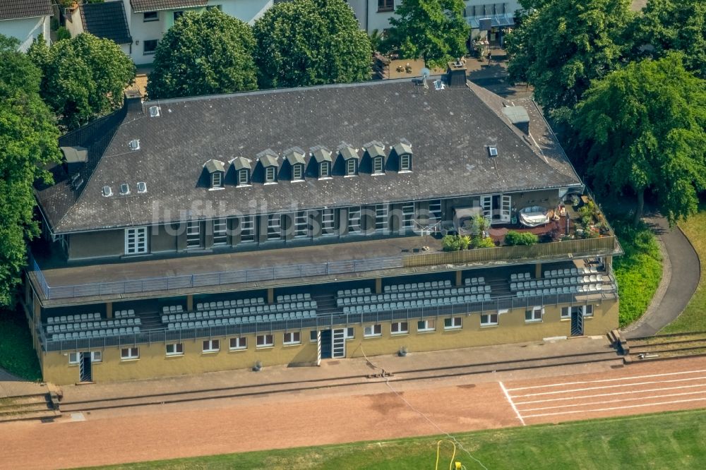 Luftaufnahme Hagen - Ensemble der Sportplatzanlagen der Sauerland Mustangs Heimspielstätte an der Kapellenstraße in Hagen im Bundesland Nordrhein-Westfalen, Deutschland