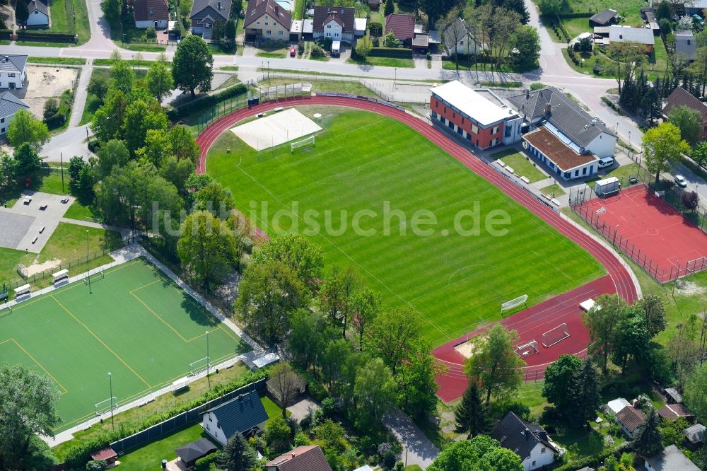 Schönow von oben - Ensemble der Sportplatzanlagen Schönerlinder Sträße in Schönow im Bundesland Brandenburg, Deutschland