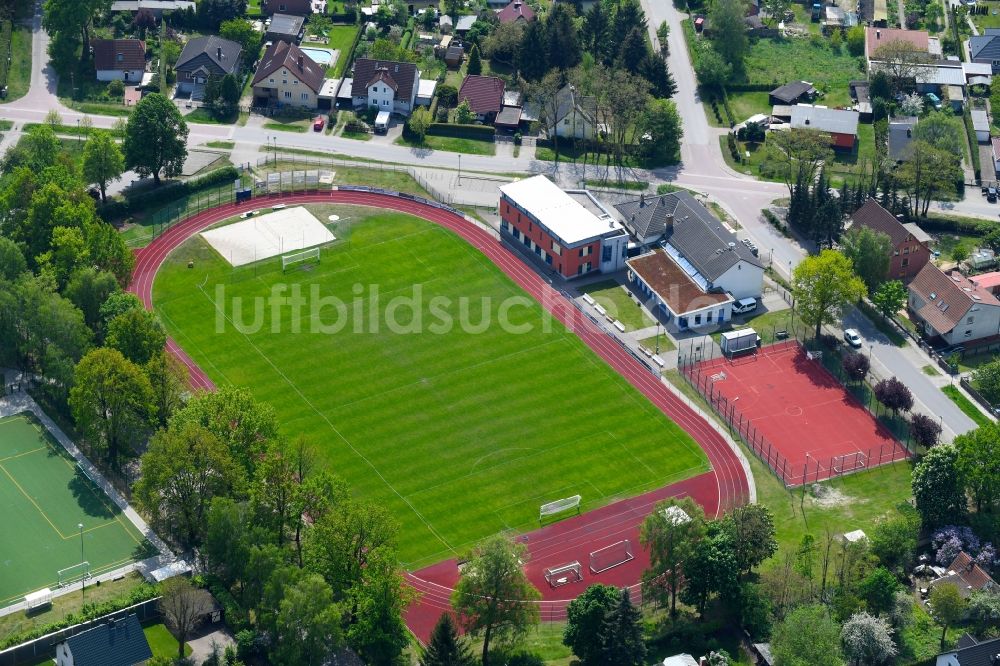 Schönow aus der Vogelperspektive: Ensemble der Sportplatzanlagen Schönerlinder Sträße in Schönow im Bundesland Brandenburg, Deutschland