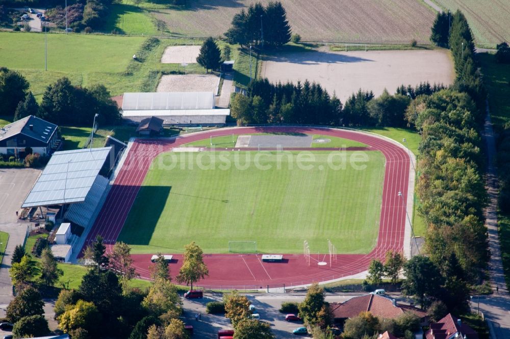 Karlsbad aus der Vogelperspektive: Ensemble der Sportplatzanlagen an den Schulen in Karlsbad im Bundesland Baden-Württemberg