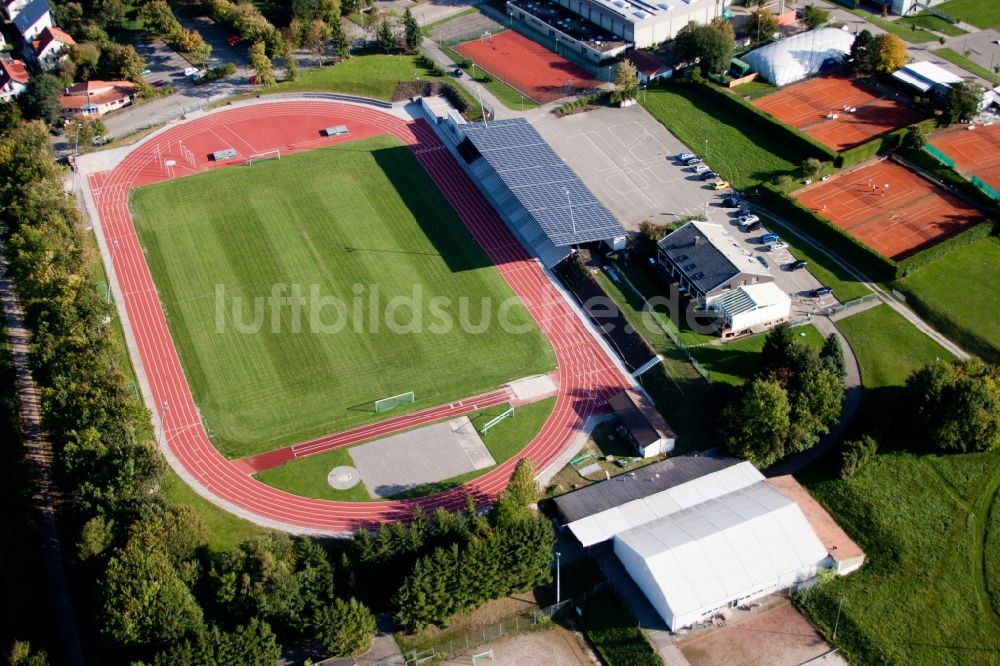 Karlsbad aus der Vogelperspektive: Ensemble der Sportplatzanlagen an den Schulen in Karlsbad im Bundesland Baden-Württemberg