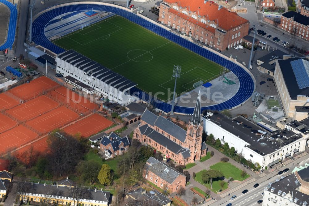 Kopenhagen von oben - Ensemble der Sportplatzanlagen an der Skt. Jakobs Kirche Osterbrogade in Kopenhagen in Region Hovedstaden, Dänemark