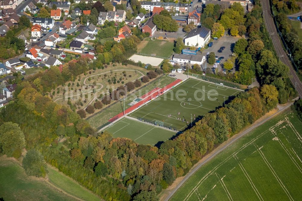 Massen aus der Vogelperspektive: Ensemble der Sportplatzanlagen Sonnenschule in Massen im Bundesland Nordrhein-Westfalen, Deutschland