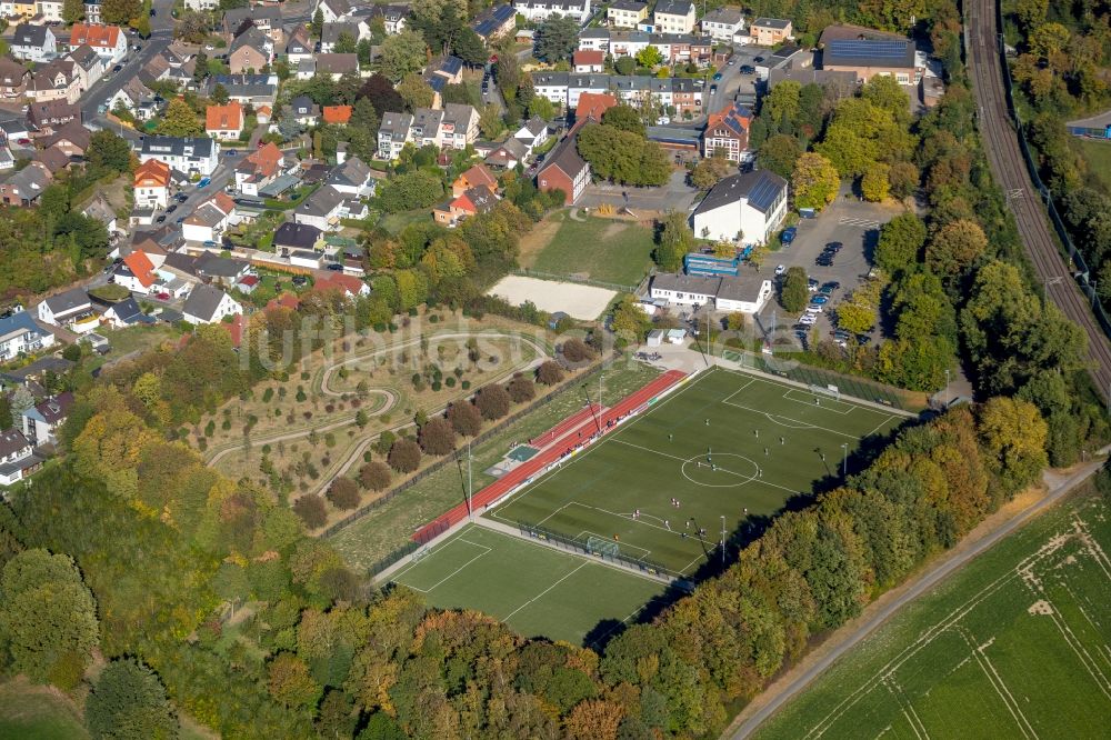 Luftbild Massen - Ensemble der Sportplatzanlagen Sonnenschule in Massen im Bundesland Nordrhein-Westfalen, Deutschland