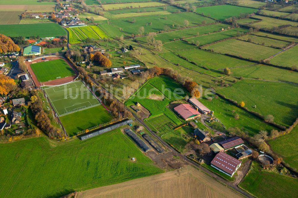 Luftaufnahme Voerde (Niederrhein) - Ensemble der Sportplatzanlagen SV Spellen 1920 e.V. Groelberg im Ortsteil Spellen in Voerde (Niederrhein) im Bundesland Nordrhein-Westfalen