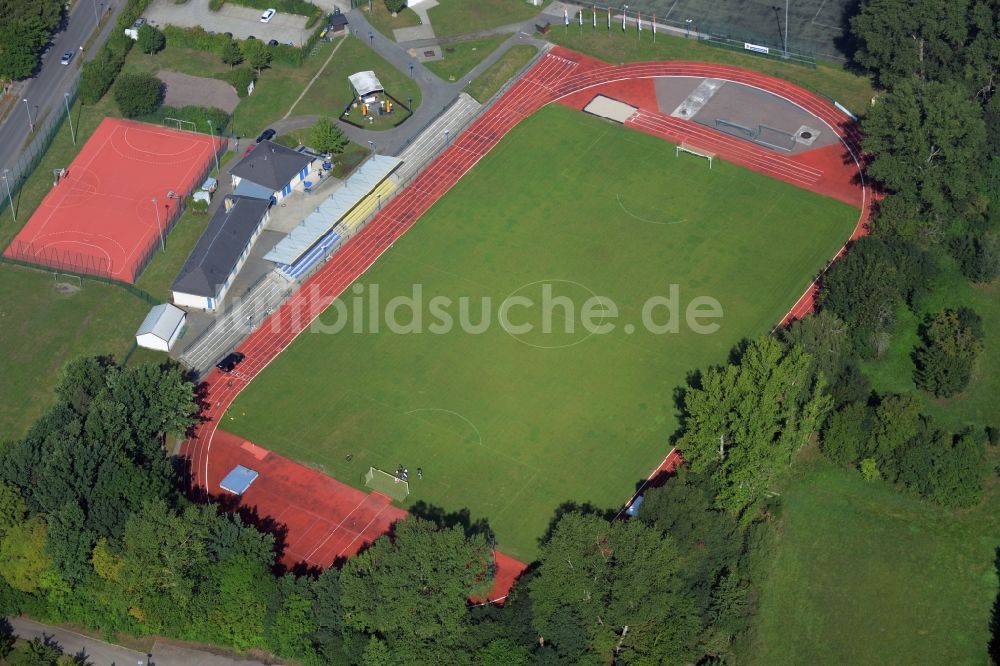 Taucha von oben - Ensemble der Sportplatzanlagen des Sport- und Freizeitzentrums in Taucha im Bundesland Sachsen