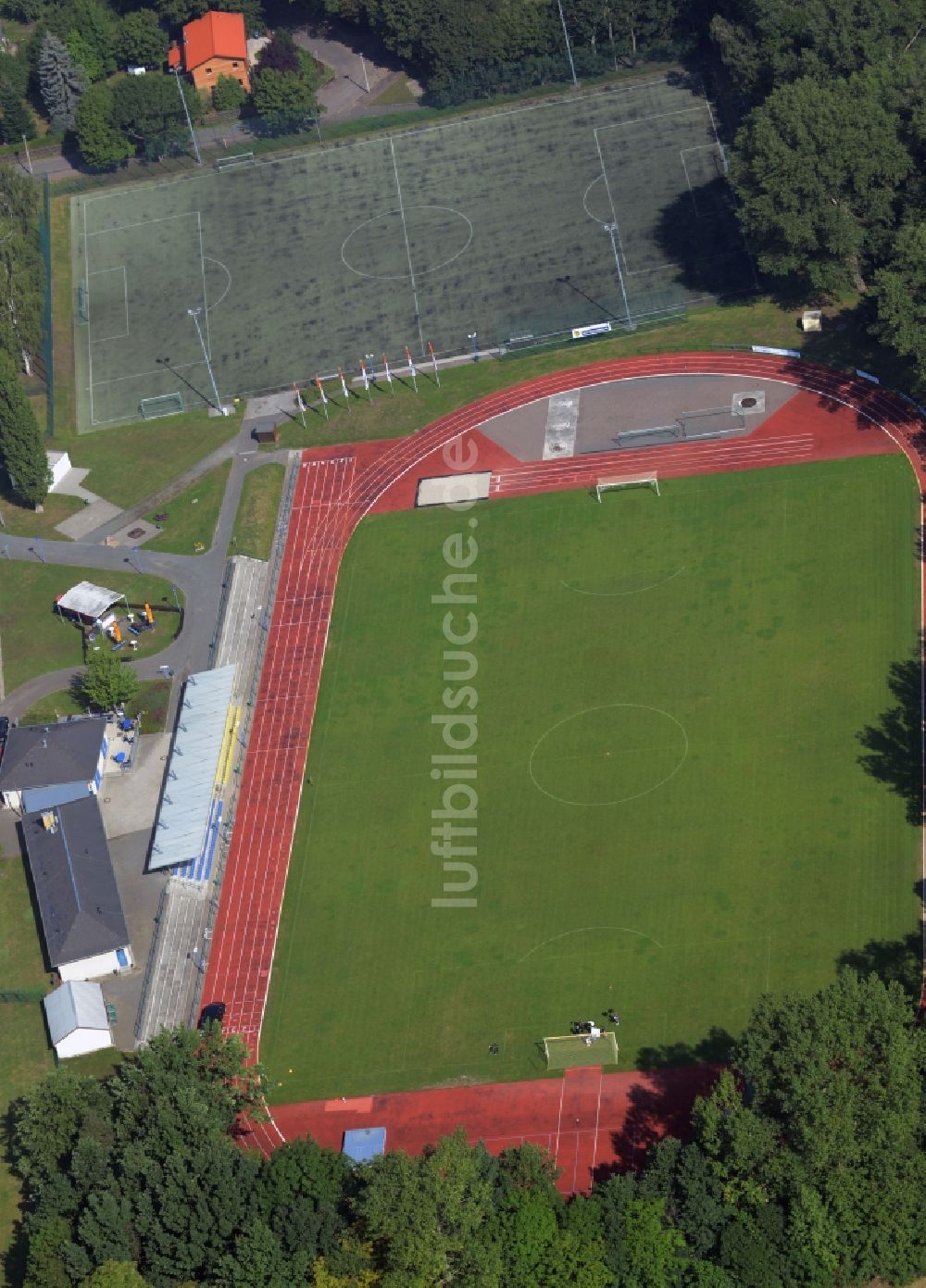 Taucha aus der Vogelperspektive: Ensemble der Sportplatzanlagen des Sport- und Freizeitzentrums in Taucha im Bundesland Sachsen