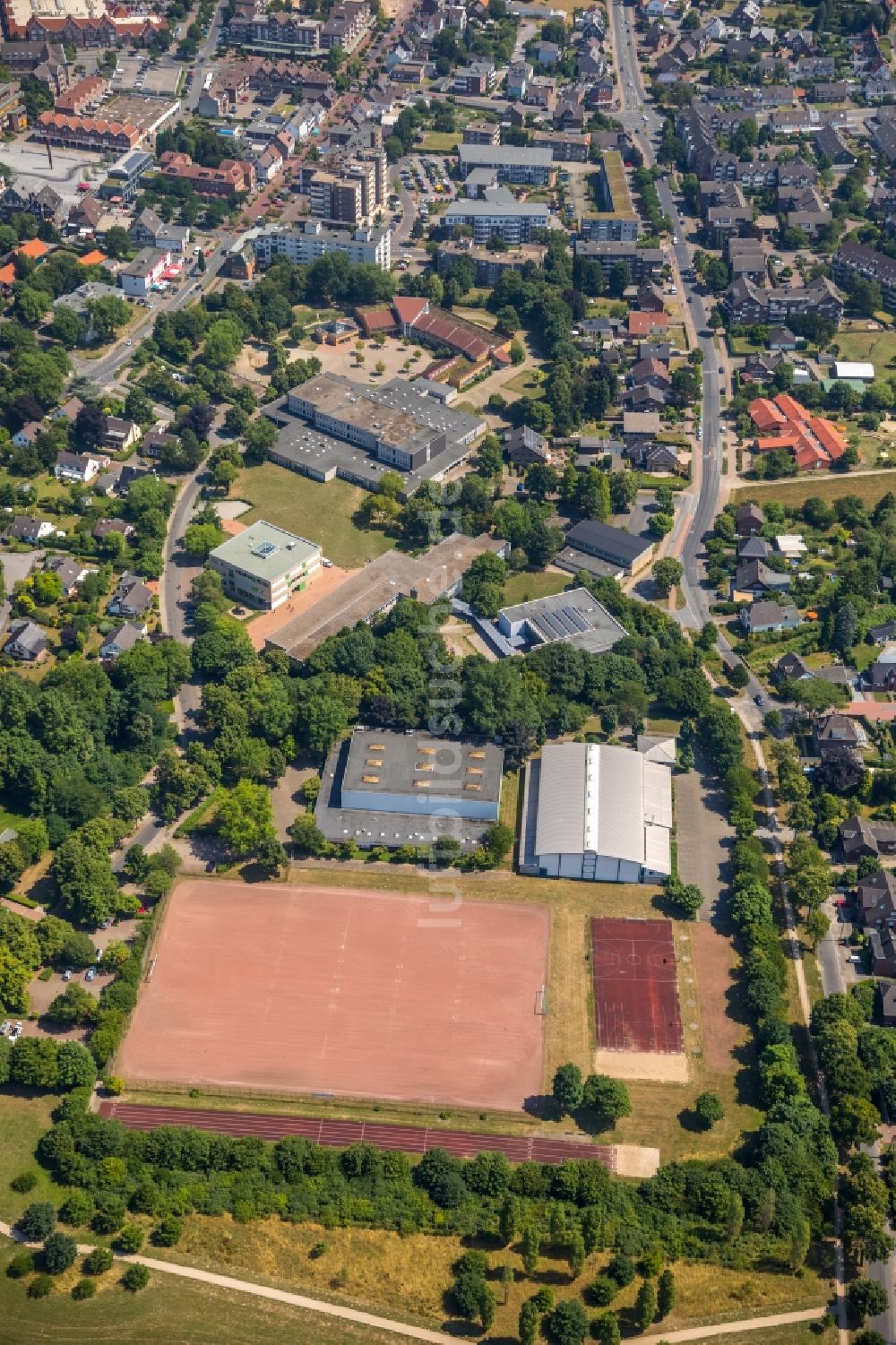 Luftaufnahme Voerde (Niederrhein) - Ensemble der Sportplatzanlagen Sportanlage Schulzentrum Voerde-Süd an der Allee in Voerde (Niederrhein) im Bundesland Nordrhein-Westfalen - NRW, Deutschland