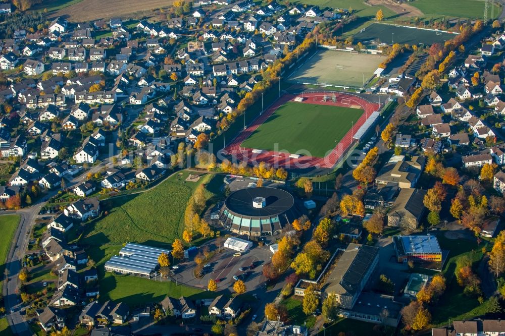 Luftbild Attendorn - Ensemble der Sportplatzanlagen und Sporthalle in Attendorn im Bundesland Nordrhein-Westfalen