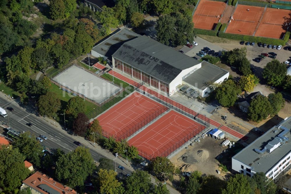 Luftbild Potsdam - Ensemble der Sportplatzanlagen an der Sporthalle Heinrich-Mann-Allee in Potsdam im Bundesland Brandenburg