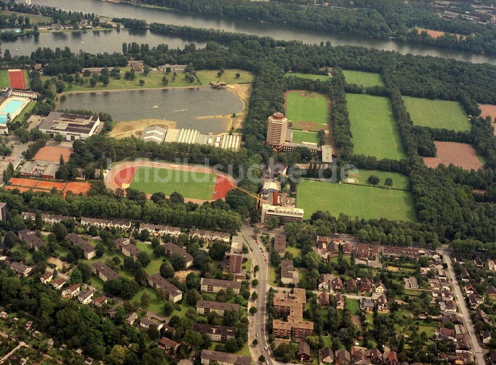 Duisburg aus der Vogelperspektive: Ensemble der Sportplatzanlagen Sportpark Wedau in Duisburg im Bundesland Nordrhein-Westfalen