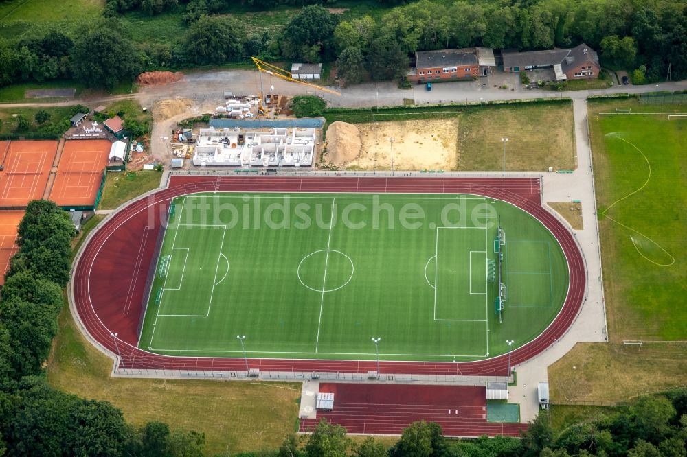 Luftaufnahme Kamp-Lintfort - Ensemble der Sportplatzanlagen des Sports club Alemania Kamp e.V. an der Rheurdter Straße in Kamp-Lintfort im Bundesland Nordrhein-Westfalen, Deutschland