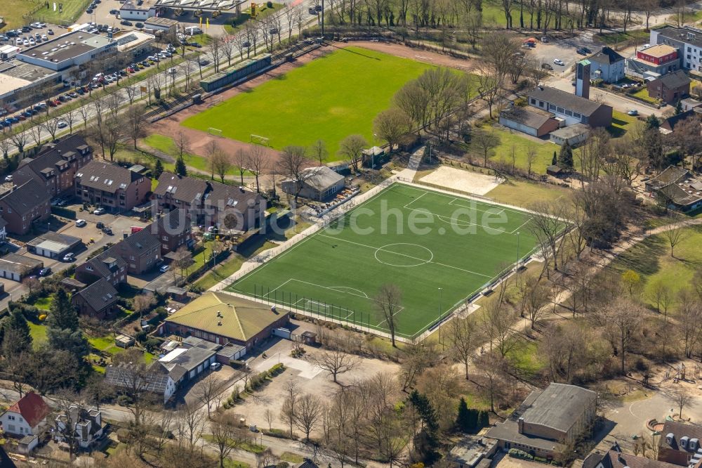 Luftaufnahme Dorsten - Ensemble der Sportplatzanlagen des Sportverein Dorsten-Hardt an der Storchsbaumstraße in Dorsten im Bundesland Nordrhein-Westfalen, Deutschland