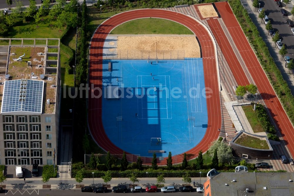 Berlin aus der Vogelperspektive: Ensemble der Sportplatzanlagen Sportverein IHW Alex 78 in Berlin