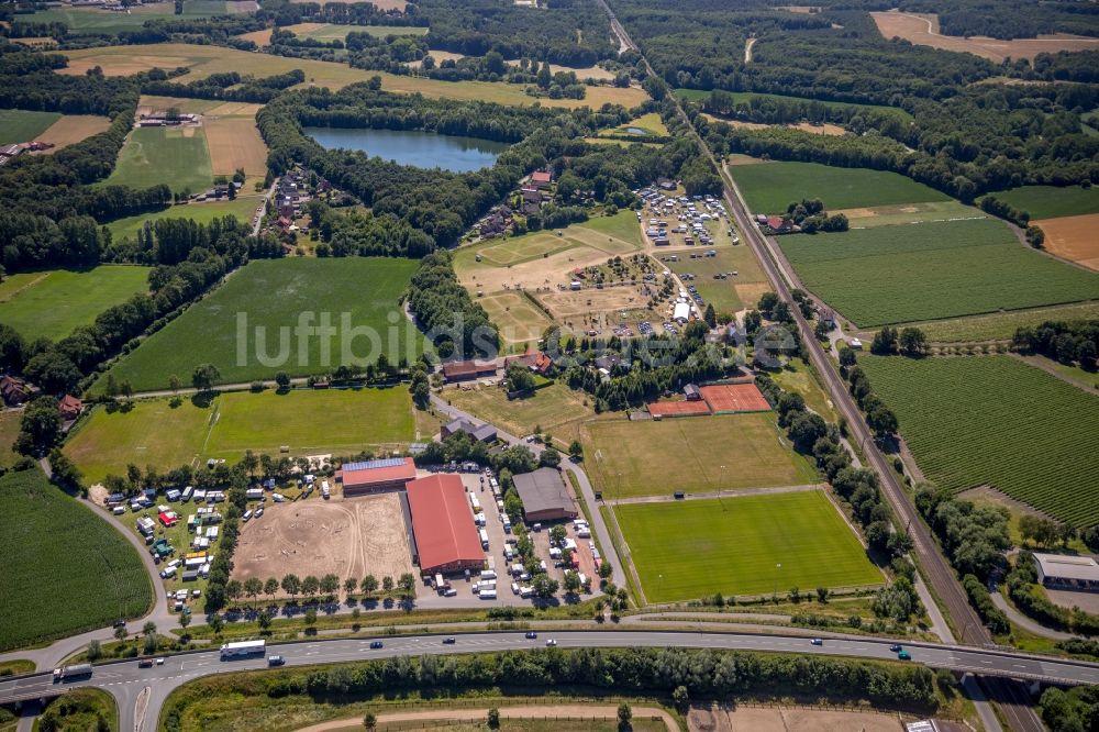 Vadrup aus der Vogelperspektive: Ensemble der Sportplatzanlagen des Sportvereins Ems Westbevern von 1923 e.V. in Vadrup im Bundesland Nordrhein-Westfalen, Deutschland