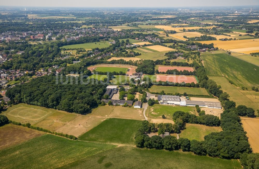 Voerde (Niederrhein) von oben - Ensemble der Sportplatzanlagen des Sportzentrum Voerde und das Gebäude der Erich Kästner-Schule entlang der Rönskenstraße in Voerde (Niederrhein) im Bundesland Nordrhein-Westfalen - NRW, Deutschland