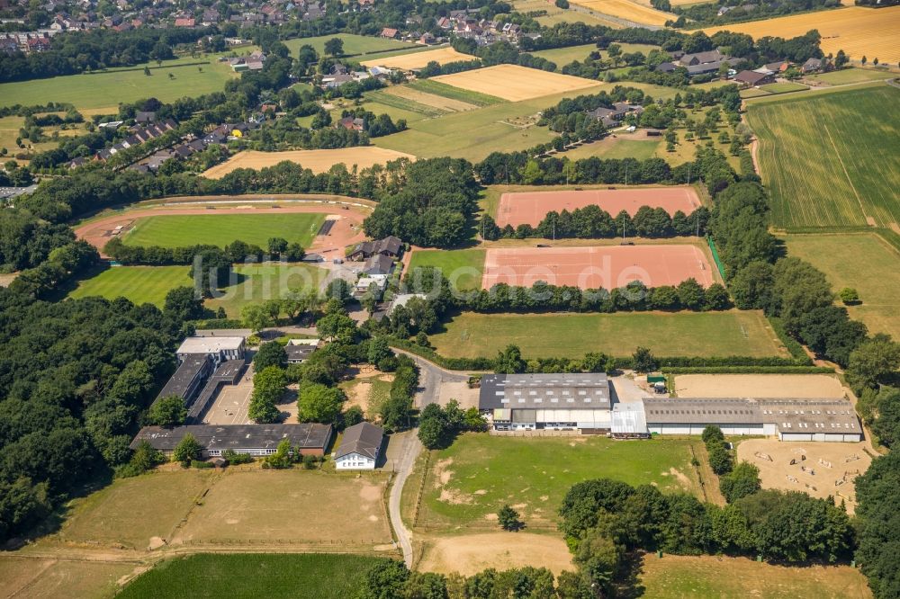 Voerde (Niederrhein) aus der Vogelperspektive: Ensemble der Sportplatzanlagen des Sportzentrum Voerde und das Gebäude der Erich Kästner-Schule entlang der Rönskenstraße in Voerde (Niederrhein) im Bundesland Nordrhein-Westfalen - NRW, Deutschland